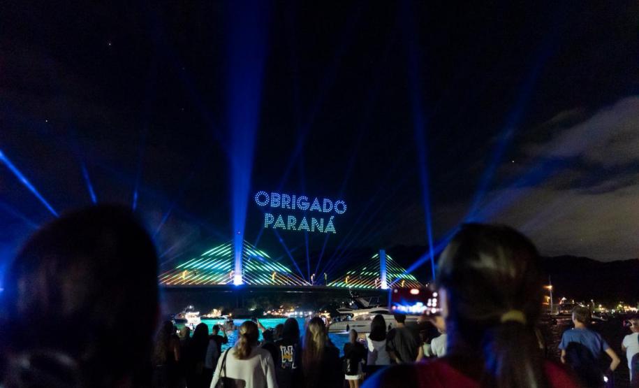 Show de luzes, drones e música emociona o público e celebra entrega da Ponte de Guaratuba