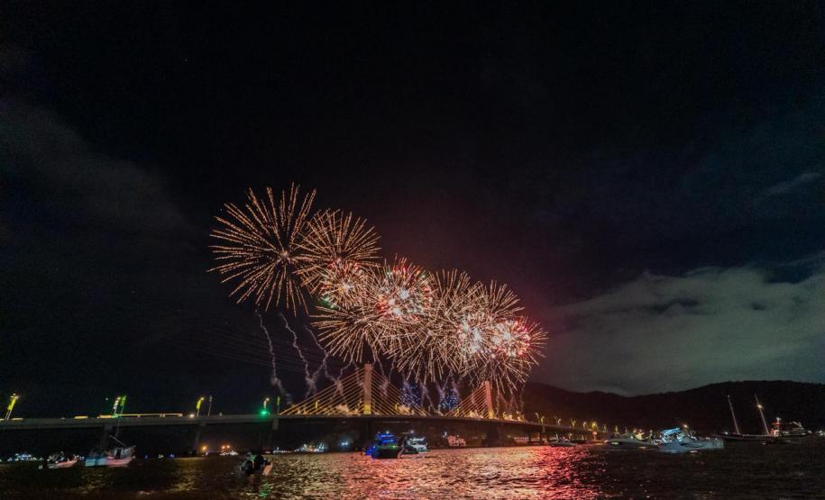 Show de luzes, drones e música emociona o público e celebra entrega da Ponte de Guaratuba