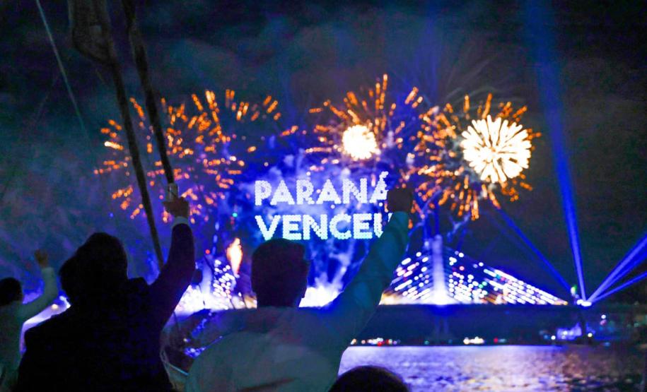 Show de luzes, drones e música emociona o público e celebra entrega da Ponte de Guaratuba